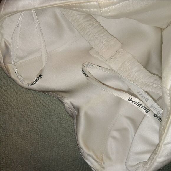 Strapless Sweetheart Neckline Ballroom Gown Style Wedding Dress - Picture 10 of 13